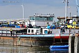 10-05-2019  Moerdijk - Terwijl specialisten nog onderweg waren verkende de politie het binnenvaartschip vanaf de politieboot. - Fotokrant