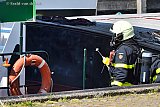 11-05-2019  Moerdijk - Voordat ook maar iemand het binnenvaartschip mocht betreden werd door brandweer met gasmasker op de lucht boven het schip met diverse meters gemeten. - Fotokrant