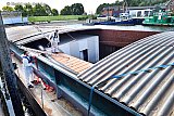 11-05-2019  Moerdijk - Om het te luchten werd een deel van het ruim even opengemaakt. Hier is het drugslab dat erin gebouwd is te zien. In het lab werd Crystal Meth gemaakt. Naar een 1e schatting van de politie is er voor tientalle miljoenen aan drugs gevonden op het binnenvaartschip. - Fotokrant