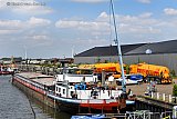 11-05-2019  Moerdijk - Met speciale tankwagens is het schip leeggezogen. De tankwagens reden af en aan om het met chemie vervuild water af te voeren. - Fotokrant