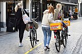23-04-2021 Breda - Omdat de terrassen nog niet open mogen slaan mensen zelf een voorraad drank in om het thuis gezellig te maken. - Fotokrant