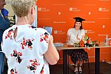 02-07-2020 Breda - Aan een tafeltje in een tentje mochten ze hun diploma tekenen terwijl familie met de telefoon het moment vastlegde. - Fotokrant