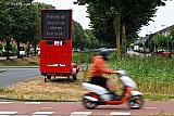 30-07-2026 Breda - In de Haagse Beemden  waarschuwt een tekstkar voor autoinbraken. Al weken worden s'nachts auto's opengemaakt en leeggerooft. Er zijn sterke vermoedens dat de auto's elektronisch worden geopend. - Fotokrant