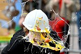 10-04-2023 Breda - Een deelnemer kopt op 2e Paasdag een ei tijdens het kampioenschap eierwerpen. - Fotokrant