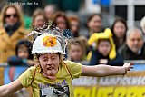 10-04-2023 Breda - Als men in 3 pogingen geen rauw (voor consumptie afgekeurd) ei heeft gevangen, dan moet er met een helm op een ei gekopt worden. - Fotokrant