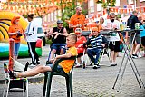 13-06-2021 Breda - Het Nederlands elftal speelt zijn 1e wedstrijd op het uitgestelde  Europees Kampioenschap voetbal .Een jongen kijkt op straat gehuld in een oranje t-shirt naar de wedstrijd.
 - Fotokrant