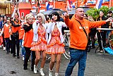21-06-2024 Breda - De Alphen Zusjes in polonaise  in de Oranjestraat  van Breda tijdens het EK duel Nederland Frankrijk. - Fotokrant