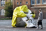 02-10-2023 Breda - Om aandacht te vragen voor zelfdoding onder jongeren is dit kunstwerk van Power of Art House in het centrum van de stad geplaatst. Zelfdoding is doodsoorzaak nummer 1 bij jongeren onder 30 jaar staat op het kunstwerk. Hulp nodig bel 0800-0113. - Fotokrant