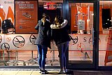 17-02-2021 Breda - Kapsalons in Nederland gaan uit protest tegen de sluiting vanwege de lockdown morgenavond hun zaken verlichten. Ze willen open en laten dat zo zien.  - Fotokrant