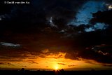 06-10-2021 Breda -  Zonsondergang ten noord westen van de stad. Hier hangen zware buien. Met een tempertuur van 14C is het volop herfst. - Fotokrant