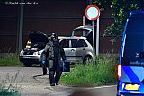 03-05-2025 Prinsenbeek - Een bomverkenner van de EOD heeft onderzoek gedaan naar explosieven in het voertuig en komt met rontgenfoto's in zijn handen naar de mobiele  commando unit van het ministerie van defensie. - Fotokrant