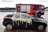 27-09-2022 Breda - Van een van de auto's die recht voor het getroffen pand stond werden de zijruiten er uit geblazen. - Fotokrant