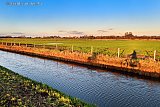 08-12-2021  Breda - Het is koud en guur weer. De zon staat zo laag dat een fietser zijn eigen schaduw kan zien als hij over een landweggetje fietst. - Fotokrant
