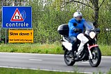 17-04-2019 Breda - Voor de door een onbekende gesnoeide flitsstruiken is door de gemeente een geel bord geplaatst. Daarop staat een aankondiging dat er iets nieuws komt. De struiken werden eerder achter de borden geplant om hiermee politieflitsbusjes af te schermen. - Fotokrant