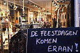 15-12-2025 Breda - De feestdagen komen eraan en dat wil deze winkelier graag onder de aandacht brengen. - Fotokrant