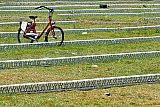 28-08-2022 Breda - Het Duikbootfestival is weer voorbij. Van de duizenden fietsen waren er rond het middaguur nog enkele achtergebleven. Opvallend was wel een aantal van 40 deelscooters die nog in het weiland stonden. - Fotokrant
