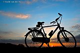 18-01-2022 - Breda - Het weer is aan het veranderen.  De mooie blauwe lucht is tegen zonsondergang weggedrukt door zware bewolking. - Fotokrant