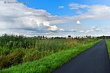 02-08-2021 Breda - Als een enorm git zwart lint ligt een opnieuw geasfalteerd fietspad in de Vierde Bergboezem te wachten op fietsers. Het fietspad is nog afgesloten maar binnenkort mag men er overheen rijden. - Fotokrant