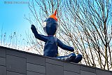 07-12-2022 Breda - The Little Funnelman die tijdens de coronacrisis langs de snelweg A27 opdook is nog niet verdwenen uit de stad. De kleine zit op het dak van de ROHA Shop en heet er de klanten welkom. - Fotokrant