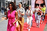 01-05-2022 Breda - Na de modeshow in de Veemarktstraat liepen de modellen nog een keer gezamelijk over de rode loper. - Fotokrant