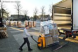 08-03-2022 Breda - De goederen die afgelopen dagen zijn ingezameld voor Oekraine door de parochie Maria kerk zijn heden avond geladen in een gratis aangeboden vrachtwagen van Hazeleger Kaas en inmiddels onderweg naar Polen. - Fotokrant