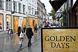 26-10-2023 Breda - Golden Days staat er op een bord in de Veemarktstraat. Toch is het een sombere dag voor de straat meerdere horecabedrijven in de straat zijn failliet verklaard. - Fotokrant