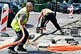 25-06-2019 Bavel- Met  35 c is het tropisch heet. En sneuvelt er weer een weerrecord. Toch word er in het dorp gewerkt aan de aanleg van een glasvezelnetwerk. - Fotokrant