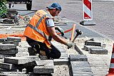 25-06-2019 Bavel- Als de glasvezel in de grond zit is het aan de stratenmaker om in de gloeiende zon de stoep weer netjes dicht te maken. - Fotokrant