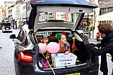 06-01-2022 Breda - De afgelopen dagen konden mensen de horeca steunen door een Gemaksbak te bestellen. Vandaag konden de producten die hierin zitten opgehaald worden door met de open achterbak langs alle deelnemende horecabedrijven te rijden. - Fotokrant