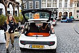 06-01-2022 Breda - Horecamedewerkers waren blij dat ze eindelijk weer iets konden doen en deden etenswaar in de Gemaksbak die in de kofferbak stond.  - Fotokrant