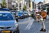 06-01-2022 Breda - De actie zorgde voor vrolijke gezichten aan 2 kanten. In totaal passeerde meer dan 600 auto's de horecazaken. - Fotokrant