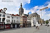 29-04-2020 Breda - De Grote of Onze Lieve Vrouwe kerk blijft hoewel de restauratie klaar is nog  een tijd in de steigers staan.Het Belgische bedrijf dat de kerk hersteld heeft kan door de lockdown ivm het Coronavirus niet naar Nederland komen om de steigers af te breken. - Fotokrant