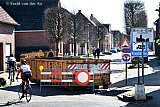22-03-2020 Galder - Vanwege het Coronavirus heeft Belgie bij Galder de grens met Nederland afgesloten met een container. Deze wielrenners fietsen om de afzetting heen en riskeren een boete van &euro;. 4000 Euro. - Fotokrant