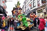 20-02-2023 Breda - De wagen van CV De Narrekoppen wurmt zich door de smalle straatjes. Mensen worden aangesproken en gevraagd afstand te houden. - Fotokrant