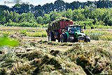 19-06-2024 Breda - Boeren zijn nu het even droog is al bezig met de 1e oogst gras van de wetlands aan het binnenhalen. Hiervan maakt men compost. - Fotokrant