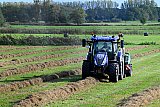 04-10-2026 Breda - Boeren hebben door het mooie weer nog een keer kunnen maaien. Inmiddels is in het buitengebied het gras opgehaald en tot pakken geperst. - Fotokrant