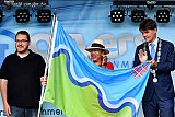 11-06-2022 Breda - De wijk Haagse Beemden bestaat 45 Jaar en op verschillende plekken in de wijk is het vandaag feest. Tijdens de opening is de Haagse Beemden vlag onthuld (links de ontwerper van de vlag Hein De Vree). - Fotokrant