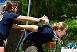 28-05-2023 Breda -  Vrijwilligers van de scouting deelde bekertjes water aan de deelnemers uit en hielden elkaar koel. - Fotokrant
