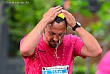 31-05-2026 Breda - Een deelnemer van de  15 km koelt zich met een spons water tijdens de Haagse Beemdenloop. - Fotokrant