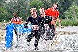 26-05-2019  Breda - Nadat het obstakel in de Asterplas was genomen ging het in een sprint door het water op wegnaar de finish. - Fotokrant