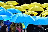 24-02-2024 Breda - De Oekrainse vluchtelingen stonden terwijl het niet regende onder paraplu's tijdens de herdenking. - Fotokrant