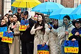 24-02-2024  Breda -  Als afsluiting zongen de Oekrainse vluchtelingen met het hand op het hart hun volkslied. - Fotokrant