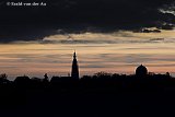 11-02-2022 Breda - De skyline van de stad was door de donkere wolken in combinatie met zonlicht even te zien in een silhouet. - Fotokrant