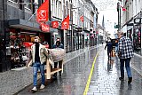 15-12-2020 Breda - De eerste dag van de harde lockdown in Breda .Ondernemers Bouke en Peter zijn tijdens de lockdown druk bezig met de verhuis van hun winkel. Ze sjouwen het hele interieur door de binnenstad naar de nieuwe locatie. Dit tot verbazing van passanten. - Fotokrant