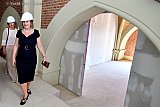 07-07-2023 Breda - Wethouder  De Nobel kreeg naar de overhandiging van een cheque van &euro;.215.000 aan Stichting Woonzorg Nederland een rondleiding en werd daarbij vergezeld door 1 raadslid dat ook interesse toonde in het bijzondere project.  - Fotokrant