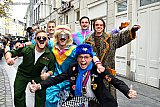 11-11-2021 Breda - Op het moment dat deze feestvierders op de foto gaan komen er pushberichten binnen die vermelden dat er een record aantal van positef op het coronavirus geteste mensen is. Het zijn er  16.364. - Fotokrant