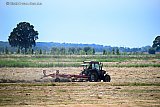 24-06-2026 Breda - Het land heeft te maken met een hittegolf. Toch moet het werk gewoon door gaan. Deze boer schut zijn hooi bij 37 C aan de rand van  de stad. 
 - Fotokrant