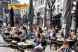 28-04-2021 Breda - Op de Havermarkt zat het terras binnen no time vol. Met een spandoek met de tekst "Great Things Are Fucking Coming" liet de horeca gasten weten nog meer in petto te hebben. - Fotokrant