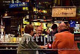26-01-2022 Breda - De horeca is weer open en ook Ger Couvreur van t Tapperijke heeft weer klanten die komen wijnen. - Fotokrant