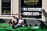 02-03-2021 Breda - Nadat de terrassen weer zijn opgeruimd zitten op de Havermarkt mensen op de kunstgrasmatjes heerlijk in het zonnetje op de grond. 
 - Fotokrant